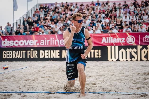 Beachvolleyball Männer German Beach Tour 2024 Tourstop Düsseldorf 19.05.2024 Jonas Reinhardt ballt die Faust und freut sich Düsseldorf Robert-Lehr-Ufer Nordrhein-Westfalen Deutschland