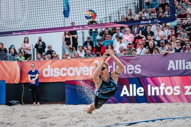 Beachvolleyball Männer German Beach Tour 2024 Tourstop Düsseldorf 19.05.2024 Jonas Reinhardt spielt den Ball Düsseldorf Robert-Lehr-Ufer Nordrhein-Westfalen Deutschland