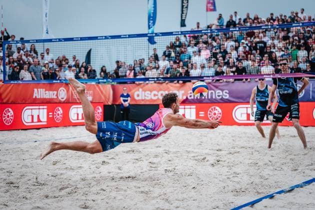 Beachvolleyball Männer German Beach Tour 2024 Tourstop Düsseldorf 19.05.2024 Eric Stadie fliegt durch die Luft Düsseldorf Robert-Lehr-Ufer Nordrhein-Westfalen Deutschland