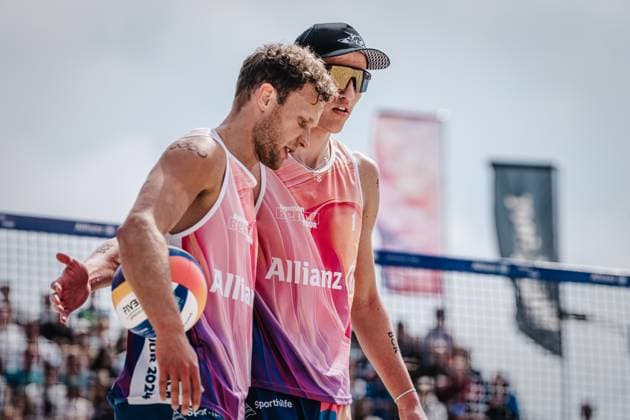Beachvolleyball Männer German Beach Tour 2024 Tourstop Düsseldorf 19.05.2024 Eric Stadie (links) und Momme Lorenz (rechts) Düsseldorf Robert-Lehr-Ufer Nordrhein-Westfalen Deutschland