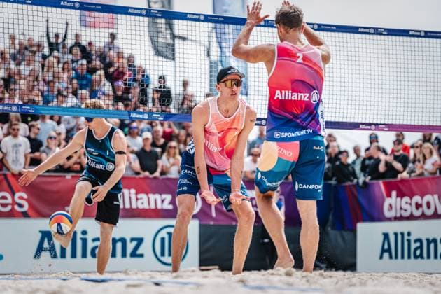 Beachvolleyball Männer German Beach Tour 2024 Tourstop Düsseldorf 19.05.2024 Momme Lorenz (links) schlägt ein mit Eric Stadie (rechts) Düsseldorf Robert-Lehr-Ufer Nordrhein-Westfalen Deutschland