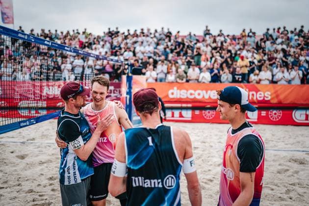 Beachvolleyball Männer German Beach Tour 2024 Tourstop Düsseldorf 19.05.2024 v.l. Yannick Harms, Robin Sowa, Manuel Harms und Max Just nach dem Spiel Düsseldorf Robert-Lehr-Ufer Nordrhein-Westfalen Deutschland
