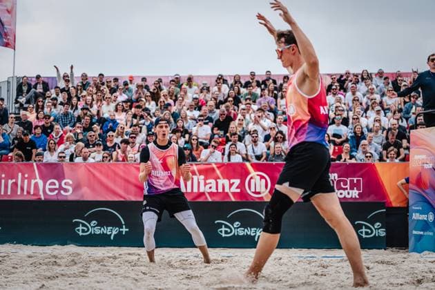 Beachvolleyball Männer German Beach Tour 2024 Tourstop Düsseldorf 19.05.2024 Robin Sowa (links) und Max Just (links) nach einem erfolgreichem Block Düsseldorf Robert-Lehr-Ufer Nordrhein-Westfalen Deutschland