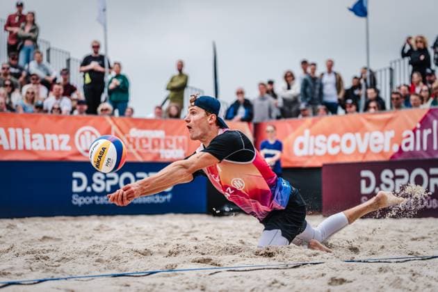 Beachvolleyball Männer German Beach Tour 2024 Tourstop Düsseldorf 19.05.2024 Max Just springt zum Ball Düsseldorf Robert-Lehr-Ufer Nordrhein-Westfalen Deutschland