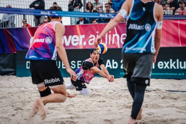 Beachvolleyball Männer German Beach Tour 2024 Tourstop Düsseldorf 19.05.2024 Max Just auf dem Knie um an den Ball zu kommen Düsseldorf Robert-Lehr-Ufer Nordrhein-Westfalen Deutschland