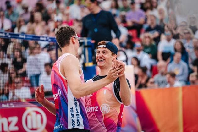 Beachvolleyball Männer German Beach Tour 2024 Tourstop Düsseldorf 19.05.2024 Max Just (rechts) und Robin Sowa (links) freuen sich Düsseldorf Robert-Lehr-Ufer Nordrhein-Westfalen Deutschland