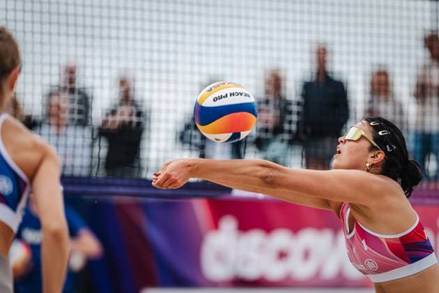 Beachvolleyball Frauen German Beach Tour 2024 Tourstop Düsseldorf 19.05.2024 Janne Uhl spielt den Ball zu Düsseldorf Robert-Lehr-Ufer Nordrhein-Westfalen Deutschland