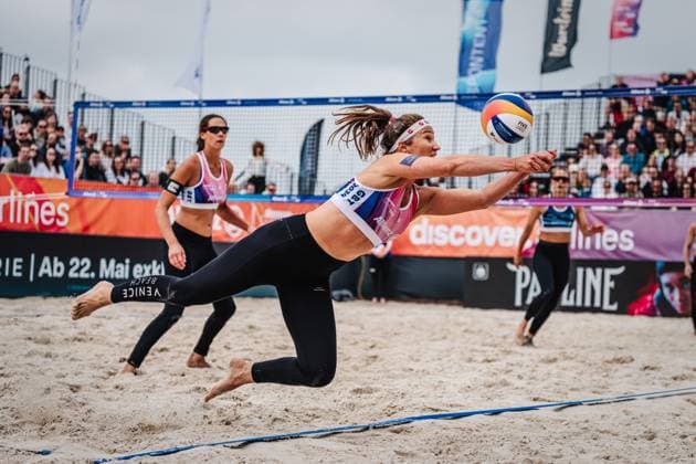Beachvolleyball Frauen German Beach Tour 2024 Tourstop Düsseldorf 19.05.2024 Isabel Schneider rettet den Ball Düsseldorf Robert-Lehr-Ufer Nordrhein-Westfalen Deutschland