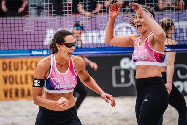 Beachvolleyball Frauen German Beach Tour 2024 Tourstop Düsseldorf 19.05.2024 Kira Walkenhorst (links) und Isabel Schneider (rechts) jubeln Düsseldorf Robert-Lehr-Ufer Nordrhein-Westfalen Deutschland