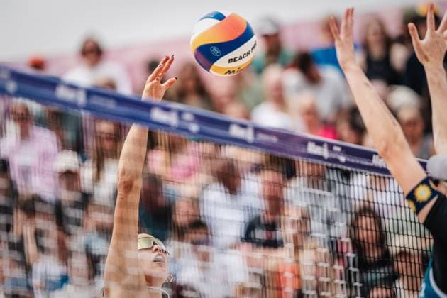 Beachvolleyball Frauen German Beach Tour 2024 Tourstop Düsseldorf 19.05.2024 Janne Uhl beim Angriff Düsseldorf Robert-Lehr-Ufer Nordrhein-Westfalen Deutschland