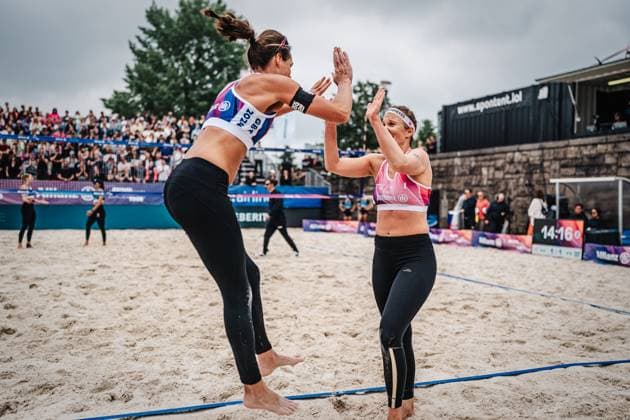 Beachvolleyball Frauen German Beach Tour 2024 Tourstop Düsseldorf 19.05.2024 Kira Walkenhorst (links) springt auf Isabel Schneider (rechts) Düsseldorf Robert-Lehr-Ufer Nordrhein-Westfalen Deutschland