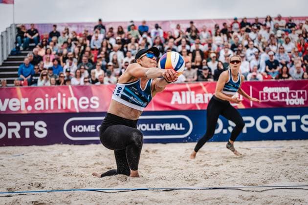 Beachvolleyball Frauen German Beach Tour 2024 Tourstop Düsseldorf 19.05.2024 Leonie Klinke (links) nimmt den Ball an Düsseldorf Robert-Lehr-Ufer Nordrhein-Westfalen Deutschland