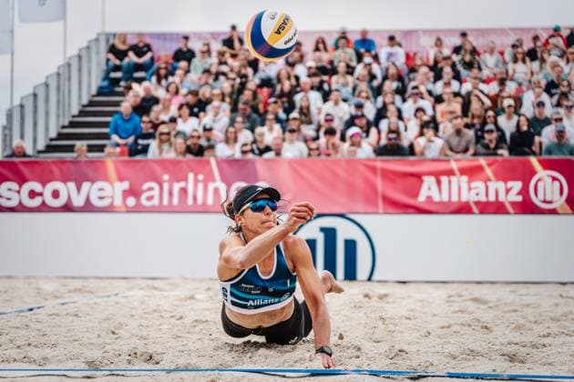 Beachvolleyball Frauen German Beach Tour 2024 Tourstop Düsseldorf 19.05.2024 Leonie Klinke springt nach dem Ball Düsseldorf Robert-Lehr-Ufer Nordrhein-Westfalen Deutschland