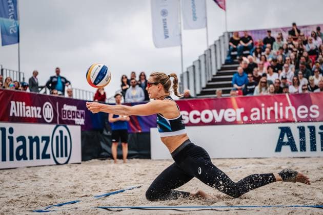 Beachvolleyball Frauen German Beach Tour 2024 Tourstop Düsseldorf 19.05.2024 Kim van de Velde spielt den Ball Düsseldorf Robert-Lehr-Ufer Nordrhein-Westfalen Deutschland