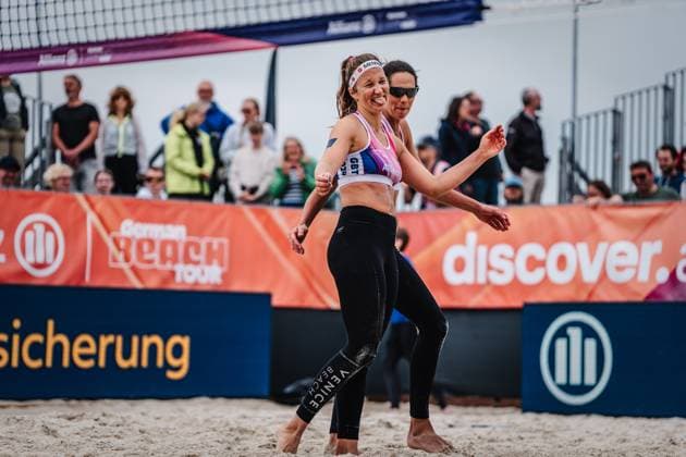 Beachvolleyball Frauen German Beach Tour 2024 Tourstop Düsseldorf 19.05.2024 Isabel Schneider (links) streckt die Zunge raus, hinter ihr Kira Walkenhorst (rechts) Düsseldorf Robert-Lehr-Ufer Nordrhein-Westfalen Deutschland