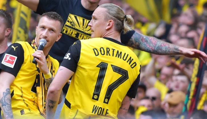 Bilder des Jahres 2024, Sport 05 Mai Sport Themen der Woche KW21 18.05.2024, ybly, Fussball 1.Bundesliga, Borussia Dortmund - SV Darmstadt 98 emspor, v.l. Marco Reus (Borussia Dortmund), Verabschiedung, Abschied bei den Fans, Tribuenen, Zuschauer, Stadion, Fans, Tribuene, Raenge, Schals, Schal, Banner, Plakate, Fahne, Fahnen auf dem Zaun, Marius Wolf (Borussia Dortmund) (DFL DFB REGULATIONS PROHIBIT ANY USE OF PHOTOGRAPHS as IMAGE SEQUENCES and or QUASI-VIDEO) Dortmund *** 18 05 2024, ybly, Football 1 Bundesliga, Borussia Dortmund SV Darmstadt 98 emspor, v l Marco Reus Borussia Dortmund , farewell, farewell to the fans, tributes, spectators, stadium, fans, tributes, Farewell to the fans, fans, tributes, banners, scarves, banners, posters, flags, flags on the fence, Marius Wolf Borussia Dortmund DFL DFB REGULATIONS PROHIBIT ANY USE OF PHOTOGRAPHS as IMAGE SEQUENCES and or QUASI VIDEO Dortmund