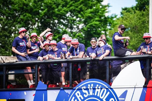Spieler Holstein Kiel feiern Aufstieg mit den Fans GER, Aufstiegsfeier Holstein Kiel, 20.05.2024 GER, Aufstiegsfeier Holstein Kiel, 20.05.2024 Kiel