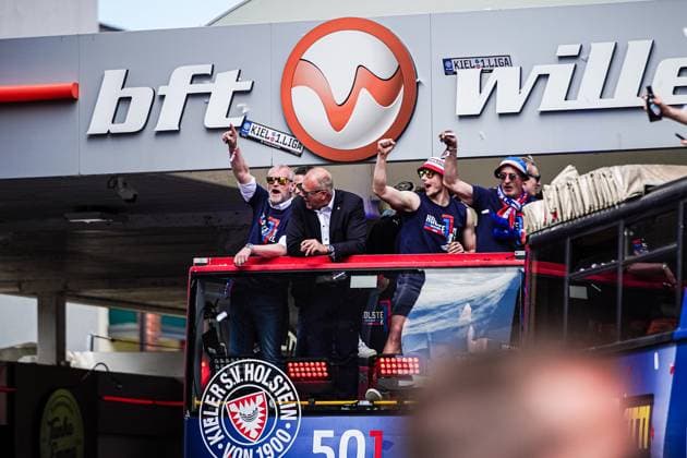 Spieler Holstein Kiel feiern Aufstieg mit den Fans, Uwe Stoever (Holstein Kiel, Geschaeftsfuehrer , Steffen Schneekloth (Holstein Kiel, Praesident) GER, Aufstiegsfeier Holstein Kiel, 20.05.2024 GER, Aufstiegsfeier Holstein Kiel, 20.05.2024 Kiel