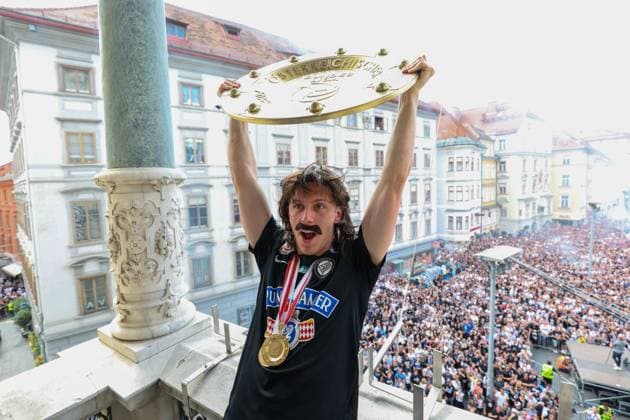 Sport Themen der Woche KW21 Sport Bilder des Tages SOCCER - BL, Sturm, end of season party GRAZ,AUSTRIA,20.MAY.24 - SOCCER - ADMIRAL Bundesliga, SK Sturm Graz, end of season party. Image shows Mika Biereth (Sturm) with the trophy.  GEPAxpictures xHansxOberlaender