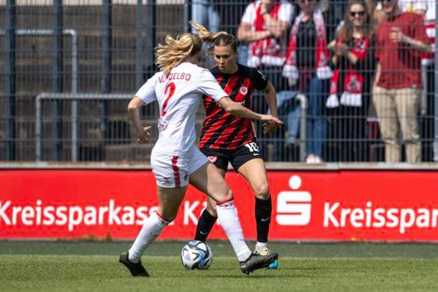 Fussball: Google Pixel Frauen-Bundesliga, Saison 2023 2024, 22. Spieltag, 1. FC Koeln - Eintracht Frankfurt am 20.05.2024 im Franz-Kremer-Stadion in Koeln. Zweikampf zwischen Laura Freigang (Eintracht Frankfurt, 10) und Sofie Vendelbo Laursen (1. FC Koeln, 02). Wichtiger Hinweis: Gemaess den Vorgaben der DFL Deutsche Fussball Liga bzw. des DFB Deutscher Fussball-Bund ist es untersagt, in dem Stadion und oder vom Spiel angefertigte Fotoaufnahmen in Form von Sequenzbildern und oder videoaehnlichen Fotostrecken zu verwerten bzw. verwerten zu lassen. Foto: Kirchner-Media TH Copyright: xKirchner-Media THx