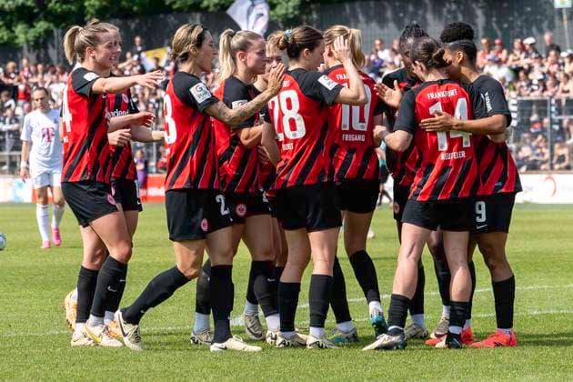 Fussball: Google Pixel Frauen-Bundesliga, Saison 2023 2024, 22. Spieltag, 1. FC Koeln - Eintracht Frankfurt am 20.05.2024 im Franz-Kremer-Stadion in Koeln. Die Spielerinnen von Eintracht Frankfurt bejubeln das Tor zum 1:0. Wichtiger Hinweis: Gemaess den Vorgaben der DFL Deutsche Fussball Liga bzw. des DFB Deutscher Fussball-Bund ist es untersagt, in dem Stadion und oder vom Spiel angefertigte Fotoaufnahmen in Form von Sequenzbildern und oder videoaehnlichen Fotostrecken zu verwerten bzw. verwerten zu lassen. Foto: Kirchner-Media TH Copyright: xKirchner-Media THx