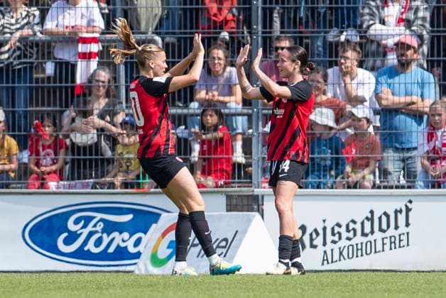 GOOGLE PIXEL Frauen-Bundesliga: 1. FC Köln - Eintracht Frankfurt, 20.05.2024 Geraldine Reuteler (Eintracht Frankfurt, 14) jubelt mit Laura Freigang (Eintracht Frankfurt, 10) nach ihrem Tor zum 0:1. GOOGLE PIXEL Frauen-Bundesliga, 1. FC Köln - Eintracht Frankfurt, 22. Spieltag, am 20.05.2024, Franz-Kremer-Stadion, Köln DFL regulations prohibit any use of photographs as image sequences and or quasi-video Copyright: xBEAUTIFULxSPORTS Meuselx
