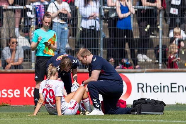 GOOGLE PIXEL Frauen-Bundesliga: 1. FC Köln - Eintracht Frankfurt, 20.05.2024 Selina Cerci (1. FC Köln, 29) muss behandelt werden. GOOGLE PIXEL Frauen-Bundesliga, 1. FC Köln - Eintracht Frankfurt, 22. Spieltag, am 20.05.2024, Franz-Kremer-Stadion, Köln DFL regulations prohibit any use of photographs as image sequences and or quasi-video Copyright: xBEAUTIFULxSPORTS Meuselx