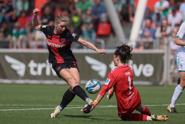 Sport Bilder des Tages v.li.: Karolina Lea Vilhjalmsdottir (Bayer 04 Leverkusen, 18) beim Torschuss, schießt auf das Tor, am Ball, Aktion, Action, Spielszene, Livia Peng (Torhüterin, Torwart, SV Werder Bremen, 1) pariert den Ball, Parade, Glanzparade, hält den Ball, DIE DFB-RICHTLINIEN UNTERSAGEN JEGLICHE NUTZUNG VON FOTOS ALS SEQUENZBILDER UND ODER VIDEOÄHNLICHE FOTOSTRECKEN. DFB REGULATIONS PROHIBIT ANY USE OF PHOTOGRAPHS AS IMAGE SEQUENCES AND OR QUASI-VIDEO., 20.05.2024, Leverkusen (Deutschland), Fussball, Google Pixel Frauen-Bundesliga, Bayer 04 Leverkusen - SV Werder Bremen *** from left Karolina Lea Vilhjalmsdottir Bayer 04 Leverkusen, 18 shooting at goal, on the ball, action, action, game scene, Livia Peng goalkeeper, goalkeeper, SV Werder Bremen, 1 parries the ball, save, brilliant save, holds the ball, THE DFB REGULATIONS PROHIBIT ANY USE OF PHOTOGRAPHS AS IMAGE SEQUENCES AND OR QUASI VIDEO , 20 05 2024, Leverkusen Germany , Football, Google Pixel Womens Bundesliga, Bayer 04 Leverkusen SV Werder Bremen xobx