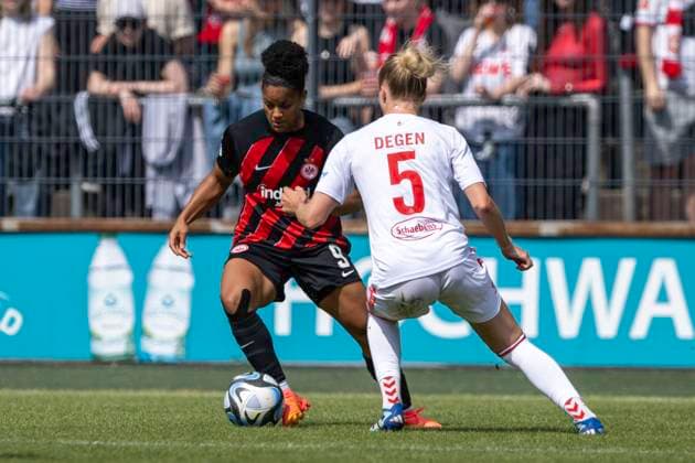 Fussball: Google Pixel Frauen-Bundesliga, Saison 2023 2024, 22. Spieltag, 1. FC Koeln - Eintracht Frankfurt am 20.05.2024 im Franz-Kremer-Stadion in Koeln. Zweikampf zwischen Shekiera Martinez (Eintracht Frankfurt, 09) und Celina Degen (1. FC Koeln, 05). Wichtiger Hinweis: Gemaess den Vorgaben der DFL Deutsche Fussball Liga bzw. des DFB Deutscher Fussball-Bund ist es untersagt, in dem Stadion und oder vom Spiel angefertigte Fotoaufnahmen in Form von Sequenzbildern und oder videoaehnlichen Fotostrecken zu verwerten bzw. verwerten zu lassen. Foto: Kirchner-Media TH Copyright: xKirchner-Media THx