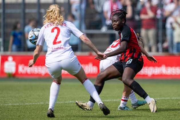 Fussball: Google Pixel Frauen-Bundesliga, Saison 2023 2024, 22. Spieltag, 1. FC Koeln - Eintracht Frankfurt am 20.05.2024 im Franz-Kremer-Stadion in Koeln. Zweikampf zwischen Sofie Vendelbo Laursen (1. FC Koeln, 02), Laura Donhauser (1. FC Köln, 25) und Nicole Anyomi (Eintracht Frankfurt, 19). Wichtiger Hinweis: Gemaess den Vorgaben der DFL Deutsche Fussball Liga bzw. des DFB Deutscher Fussball-Bund ist es untersagt, in dem Stadion und oder vom Spiel angefertigte Fotoaufnahmen in Form von Sequenzbildern und oder videoaehnlichen Fotostrecken zu verwerten bzw. verwerten zu lassen. Foto: Kirchner-Media TH Copyright: xKirchner-Media THx