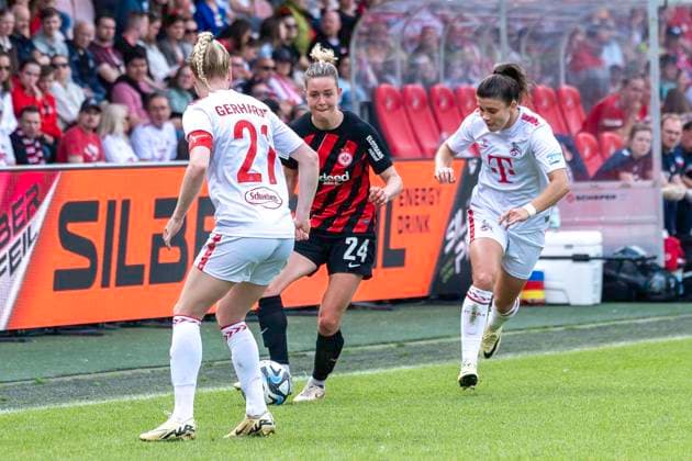 Fussball: Google Pixel Frauen-Bundesliga, Saison 2023 2024, 22. Spieltag, 1. FC Koeln - Eintracht Frankfurt am 20.05.2024 im Franz-Kremer-Stadion in Koeln. Zweikampf zwischen Anna Gerhardt (1. FC Koeln, 21) und Martyna Wiankowska (1. FC Koeln, 26) gegen Anna Aehling (Eintracht Frankfurt, 24). Wichtiger Hinweis: Gemaess den Vorgaben der DFL Deutsche Fussball Liga bzw. des DFB Deutscher Fussball-Bund ist es untersagt, in dem Stadion und oder vom Spiel angefertigte Fotoaufnahmen in Form von Sequenzbildern und oder videoaehnlichen Fotostrecken zu verwerten bzw. verwerten zu lassen. Foto: Kirchner-Media TH Copyright: xKirchner-Media THx