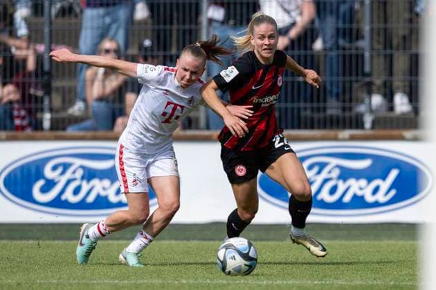 Fussball: Google Pixel Frauen-Bundesliga, Saison 2023 2024, 22. Spieltag, 1. FC Koeln - Eintracht Frankfurt am 20.05.2024 im Franz-Kremer-Stadion in Koeln. Zweikampf zwischen Laura Donhauser (1. FC Köln, 25) und Nadine Riesen (Eintracht Frankfurt, 22). Wichtiger Hinweis: Gemaess den Vorgaben der DFL Deutsche Fussball Liga bzw. des DFB Deutscher Fussball-Bund ist es untersagt, in dem Stadion und oder vom Spiel angefertigte Fotoaufnahmen in Form von Sequenzbildern und oder videoaehnlichen Fotostrecken zu verwerten bzw. verwerten zu lassen. Foto: Kirchner-Media TH Copyright: xKirchner-Media THx