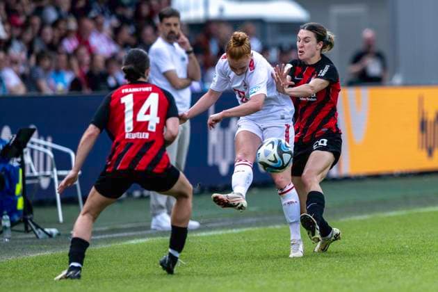Fussball: Google Pixel Frauen-Bundesliga, Saison 2023 2024, 22. Spieltag, 1. FC Koeln - Eintracht Frankfurt am 20.05.2024 im Franz-Kremer-Stadion in Koeln. Zweikampf zwischen Laura Vogt (1. FC Köln, 08) und Barbara Dunst (Eintracht Frankfurt, 28). Davor Geraldine Reuteler (Eintracht Frankfurt, 14). Wichtiger Hinweis: Gemaess den Vorgaben der DFL Deutsche Fussball Liga bzw. des DFB Deutscher Fussball-Bund ist es untersagt, in dem Stadion und oder vom Spiel angefertigte Fotoaufnahmen in Form von Sequenzbildern und oder videoaehnlichen Fotostrecken zu verwerten bzw. verwerten zu lassen. Foto: Kirchner-Media TH Copyright: xKirchner-Media THx