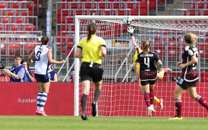 20.05.2024 - Fussball - Saison 2023 2024 - 1. Frauen - Fussball - Bundesliga - 22. Spieltag: 1. FC Nürnberg FCN ( Club ) - MSV Duisburg ( Zebras ) - Sportfoto Zink DaMa - xdaxmax - Taryn Ries (9, MSV Duisburg ) mit Torschuss gg Lea Paulick (1, 1. FC Nürnberg FCN )
