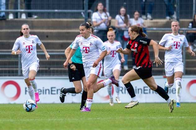 Fussball: Google Pixel Frauen-Bundesliga, Saison 2023 2024, 22. Spieltag, 1. FC Koeln - Eintracht Frankfurt am 20.05.2024 im Franz-Kremer-Stadion in Koeln. Zweikampf zwischen Carlotta Wamser (1. FC Koeln, 30) und Lisanne Graewe (Eintracht Frankfurt, 08). Wichtiger Hinweis: Gemaess den Vorgaben der DFL Deutsche Fussball Liga bzw. des DFB Deutscher Fussball-Bund ist es untersagt, in dem Stadion und oder vom Spiel angefertigte Fotoaufnahmen in Form von Sequenzbildern und oder videoaehnlichen Fotostrecken zu verwerten bzw. verwerten zu lassen. Foto: Kirchner-Media TH Copyright: xKirchner-Media THx