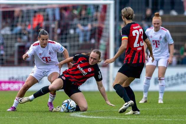 Fussball: Google Pixel Frauen-Bundesliga, Saison 2023 2024, 22. Spieltag, 1. FC Koeln - Eintracht Frankfurt am 20.05.2024 im Franz-Kremer-Stadion in Koeln. Zweikampf zwischen Carlotta Wamser (1. FC Koeln, 30) und Lisanne Graewe (Eintracht Frankfurt, 08). Davor Sara Doorsoun (Eintracht Frankfurt, 23). Wichtiger Hinweis: Gemaess den Vorgaben der DFL Deutsche Fussball Liga bzw. des DFB Deutscher Fussball-Bund ist es untersagt, in dem Stadion und oder vom Spiel angefertigte Fotoaufnahmen in Form von Sequenzbildern und oder videoaehnlichen Fotostrecken zu verwerten bzw. verwerten zu lassen. Foto: Kirchner-Media TH Copyright: xKirchner-Media THx