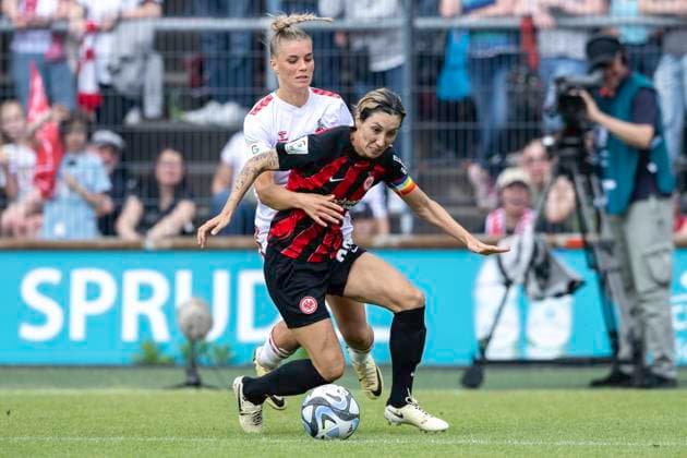 Fussball: Google Pixel Frauen-Bundesliga, Saison 2023 2024, 22. Spieltag, 1. FC Koeln - Eintracht Frankfurt am 20.05.2024 im Franz-Kremer-Stadion in Koeln. Zweikampf zwischen Selina Cerci (1. FC Koeln, 29) und Sara Doorsoun (Eintracht Frankfurt, 23). Wichtiger Hinweis: Gemaess den Vorgaben der DFL Deutsche Fussball Liga bzw. des DFB Deutscher Fussball-Bund ist es untersagt, in dem Stadion und oder vom Spiel angefertigte Fotoaufnahmen in Form von Sequenzbildern und oder videoaehnlichen Fotostrecken zu verwerten bzw. verwerten zu lassen. Foto: Kirchner-Media TH Copyright: xKirchner-Media THx