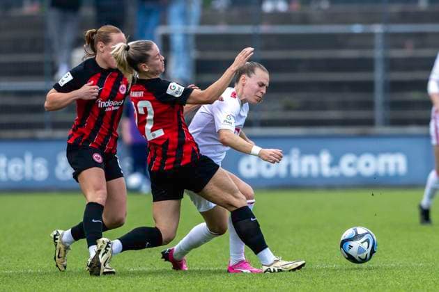 Fussball: Google Pixel Frauen-Bundesliga, Saison 2023 2024, 22. Spieltag, 1. FC Koeln - Eintracht Frankfurt am 20.05.2024 im Franz-Kremer-Stadion in Koeln. Zweikampf zwischen Nadine Riesen (Eintracht Frankfurt, 22) und Dora Zeller (1. Fc Koeln, 19). Wichtiger Hinweis: Gemaess den Vorgaben der DFL Deutsche Fussball Liga bzw. des DFB Deutscher Fussball-Bund ist es untersagt, in dem Stadion und oder vom Spiel angefertigte Fotoaufnahmen in Form von Sequenzbildern und oder videoaehnlichen Fotostrecken zu verwerten bzw. verwerten zu lassen. Foto: Kirchner-Media TH Copyright: xKirchner-Media THx