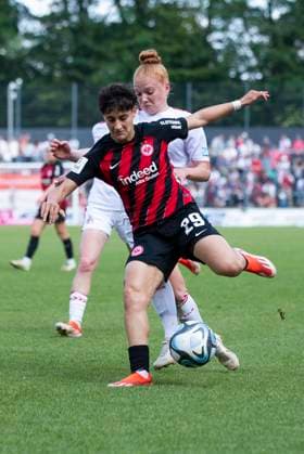 GOOGLE PIXEL Frauen-Bundesliga: 1. FC Köln - Eintracht Frankfurt, 20.05.2024 Dilara Acikgöz (Eintracht Frankfurt, 29), Laura Vogt (1. FC Köln, 8). GOOGLE PIXEL Frauen-Bundesliga, 1. FC Köln - Eintracht Frankfurt, 22. Spieltag, am 20.05.2024, Franz-Kremer-Stadion, Köln DFL regulations prohibit any use of photographs as image sequences and or quasi-video Copyright: xBEAUTIFULxSPORTS Meuselx