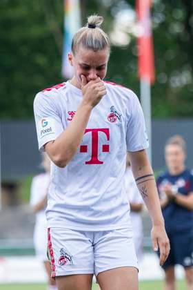 GOOGLE PIXEL Frauen-Bundesliga: 1. FC Köln - Eintracht Frankfurt, 20.05.2024 Selina Cerci (1. FC Köln, 29) weint bei ihrer Verabschiedung. GOOGLE PIXEL Frauen-Bundesliga, 1. FC Köln - Eintracht Frankfurt, 22. Spieltag, am 20.05.2024, Franz-Kremer-Stadion, Köln DFL regulations prohibit any use of photographs as image sequences and or quasi-video Copyright: xBEAUTIFULxSPORTS Meuselx