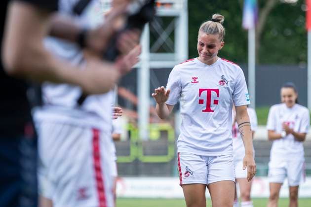 GOOGLE PIXEL Frauen-Bundesliga: 1. FC Köln - Eintracht Frankfurt, 20.05.2024 Selina Cerci (1. FC Köln, 29) weint bei ihrer Verabschiedung. GOOGLE PIXEL Frauen-Bundesliga, 1. FC Köln - Eintracht Frankfurt, 22. Spieltag, am 20.05.2024, Franz-Kremer-Stadion, Köln DFL regulations prohibit any use of photographs as image sequences and or quasi-video Copyright: xBEAUTIFULxSPORTS Meuselx