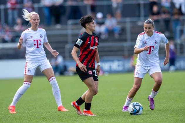 Fussball: Google Pixel Frauen-Bundesliga, Saison 2023 2024, 22. Spieltag, 1. FC Koeln - Eintracht Frankfurt am 20.05.2024 im Franz-Kremer-Stadion in Koeln. Zweikampf zwischen Meike Messmer (1. FC Koeln, 20), Carlotta Wamser (1. FC Koeln, 30) und Dilara Acikgoez (Eintracht Frankfurt, 29). Wichtiger Hinweis: Gemaess den Vorgaben der DFL Deutsche Fussball Liga bzw. des DFB Deutscher Fussball-Bund ist es untersagt, in dem Stadion und oder vom Spiel angefertigte Fotoaufnahmen in Form von Sequenzbildern und oder videoaehnlichen Fotostrecken zu verwerten bzw. verwerten zu lassen. Foto: Kirchner-Media TH Copyright: xKirchner-Media THx