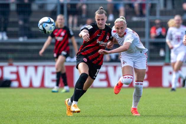 Fussball: Google Pixel Frauen-Bundesliga, Saison 2023 2024, 22. Spieltag, 1. FC Koeln - Eintracht Frankfurt am 20.05.2024 im Franz-Kremer-Stadion in Koeln. Zweikampf zwischen Virginia Kirchberger (Eintracht Frankfurt, 13) und Meike Messmer (1. FC Koeln, 20). Wichtiger Hinweis: Gemaess den Vorgaben der DFL Deutsche Fussball Liga bzw. des DFB Deutscher Fussball-Bund ist es untersagt, in dem Stadion und oder vom Spiel angefertigte Fotoaufnahmen in Form von Sequenzbildern und oder videoaehnlichen Fotostrecken zu verwerten bzw. verwerten zu lassen. Foto: Kirchner-Media TH Copyright: xKirchner-Media THx