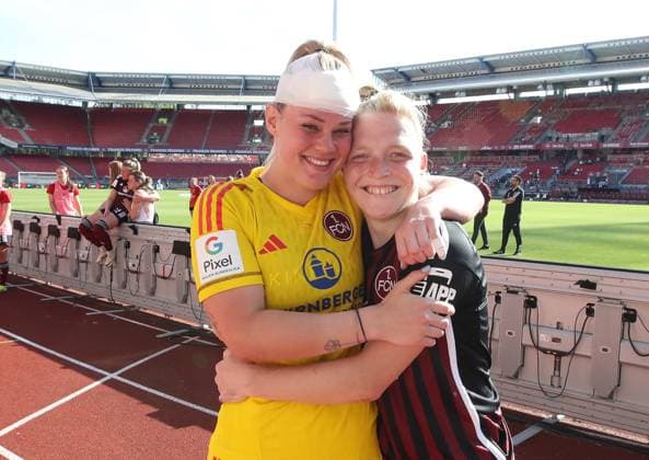 20.05.2024 - Fussball - Saison 2023 2024 - 1. Frauen - Fussball - Bundesliga - 22. Spieltag: 1. FC Nürnberg FCN ( Club ) - MSV Duisburg ( Zebras ) - Sportfoto Zink DaMa - xdaxmax - Lea Paulick (1, 1. FC Nürnberg FCN ) Franziska Mai (18, 1. FC Nürnberg FCN ) umarmen sich nach Spielende