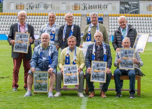 19.05.2024 Regionalliga Nordost , Männer FC Carl Zeiss Jena - FC Eilenburg Ehrung der Pokalsieger - Mannschaft des FC Carl-Zeiss Jena von 1974 : Hintere Reihe v.l.Harald Irmscher , Uli Göhr,Martin Goebel, Dieter Scheitler ,Konrad Weise . Vordere Reihe v. l. Peter Ducke ,Rainer Schlutter ,Lothar Kurbjuweit , und Eberhard Vogel . Aktion *** 19 05 2024 Regionalliga Nordost , Men FC Carl Zeiss Jena FC Eilenburg Honoring the Cup Winners Team of FC Carl Zeiss Jena from 1974 Back row from left Harald Irmscher , Uli Göhr,Martin Goebel, Dieter Scheitler ,Konrad Weise Front row from left Peter Ducke ,Rainer Schlutter ,Lothar Kurbjuweit , and Eberhard Vogel Action