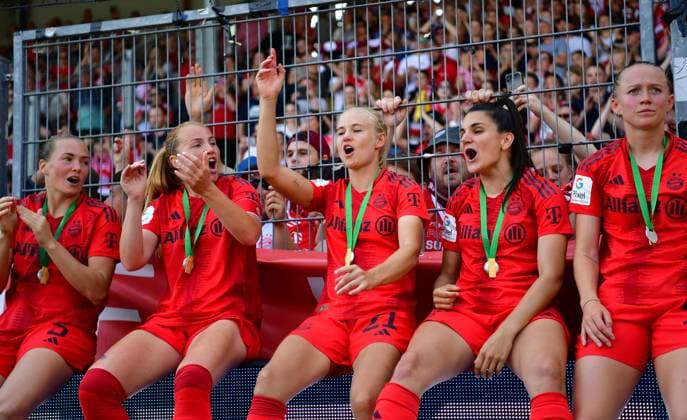 Magdalena Eriksson (5 FC Bayern) , Glodis Viggosdottir (4 FC Bayern) , Pernille Harder (21 Bayern) , Jovana Damnjanovic (9 Bayern) und Lea Schüller (11 Bayern) feiern mit den Fans am Zaun den Sieg der Deutschen Meisterschaft der Google Pixel Frauen Bundesliga 20023 2024 am 20.05.2024 Sinnsheim Dietmar-Hopp-Stadion Baden-Württemberg Bayern