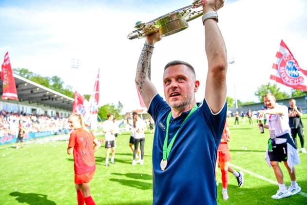 Alexander Straus (Trainer Bayern) mit der Meisterschale feiert den Sieg der Deutschen Meisterschaft der Google Pixel Frauen Bundesliga 20023 2024 am 20.05.2024 Sinnsheim Dietmar-Hopp-Stadion Baden-Württemberg Bayern