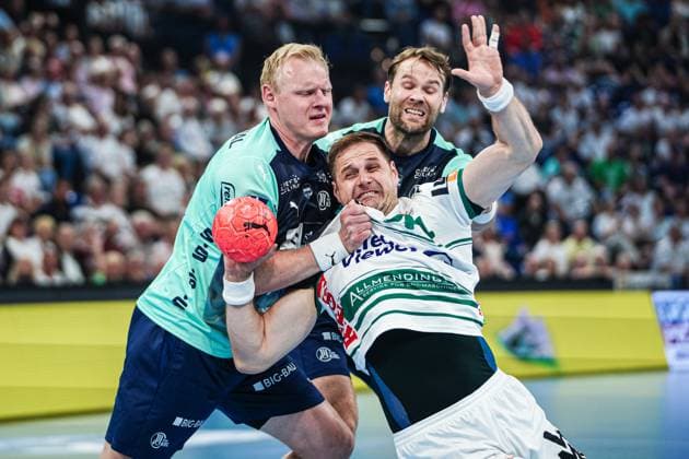 Sport Themen der Woche KW21 Sport Bilder des Tages Patrick Wiencek (THW Kiel, 17), Kresimir Kozina (Frisch Auf Goeppingen, 44) GER, THW Kiel vs. Frisch Auf! Goeppingen, Handball, Bundesliga, Spieltag 32, Saison 2023 2024, 20.05.2024 GER, THW Kiel vs. Frisch Auf! Goeppingen, Handball, Bundesliga, Spieltag 32, Saison 2023 2024, 20.05.2024 Kiel *** Patrick Wiencek THW Kiel, 17 , Kresimir Kozina Frisch Auf Goeppingen, 44 GER, THW Kiel vs Frisch Auf Goeppingen, Handball, Bundesliga, Matchday 32, Season 2023 2024, 20 05 2024 GER, THW Kiel vs Frisch Auf Goeppingen, Handball, Bundesliga, Matchday 32, Season 2023 2024, 20 05 2024 Kiel Copyright: xEibner-Pressefoto MarcelxvonxFehrnx EP_MFN