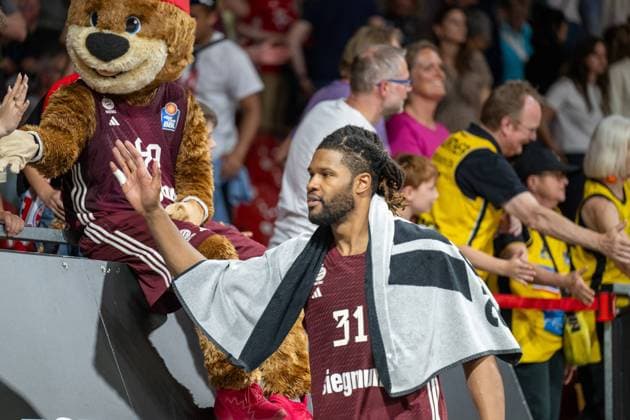 Devin Booker 31 (FC Bayern Basketball) nach dem gewonnen Spiel bei den Fans, FC Bayern Basketball vs. MHP Riesen Ludwigsburg, Basketball, BBL-Playoffs, Viertelfinale, 20.05.2024 Muenchen Bayern Deutschland