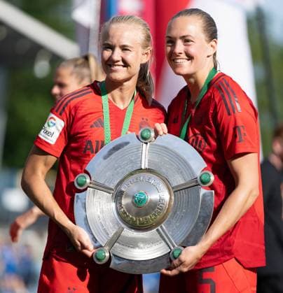 Pernille Harder (21 Bayern) und Magdalena Eriksson (5 FC Bayern) feiern den Sieg der Deutschen Meisterschaft der Google Pixel Frauen Bundesliga 20023 2024 am 20.05.2024 Sinnsheim Dietmar-Hopp-Stadion Baden-Württemberg Bayern